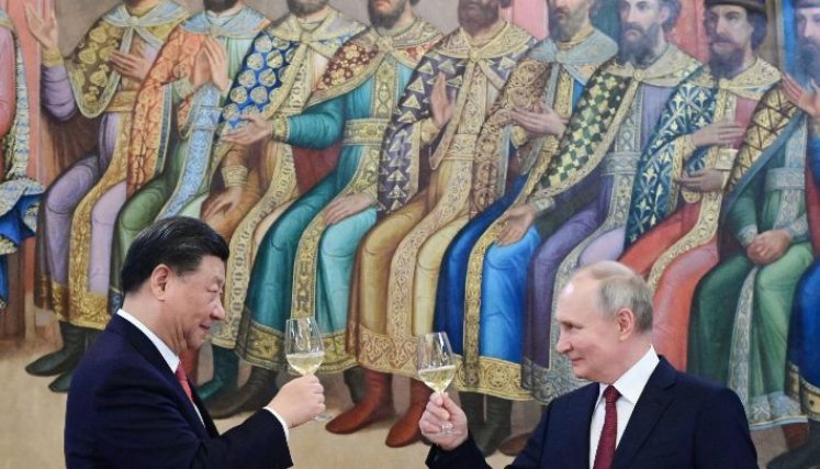 Rusia-El presidente ruso Vladimir Putin y su homólogo de China, Xi Jinping, brindan durante una recepción tras sus conversaciones en el Kremlin de Moscú el 21 de marzo.