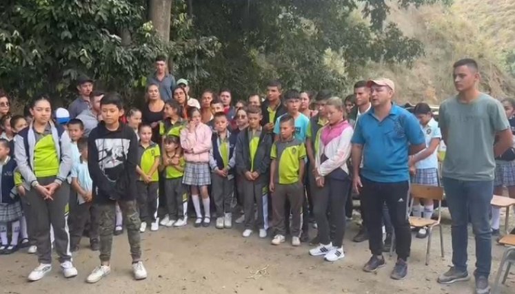 Padres de familia protestaron por la suspensión de clases en el puesto de salud./Foto: Cortesía