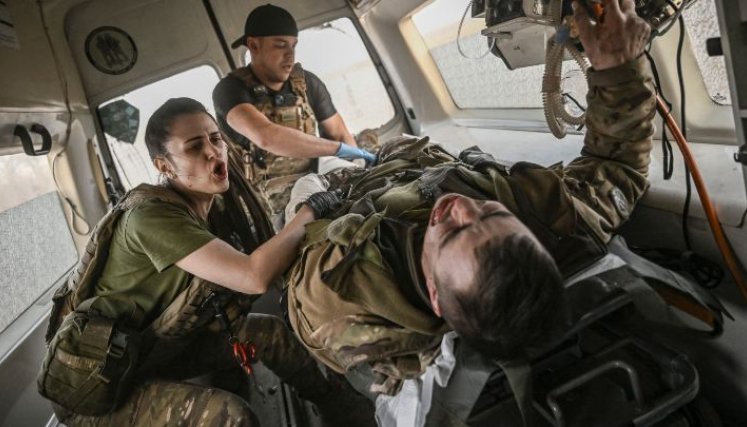 Ucrania-Médicos de combate ucranianos evacuan a los militares heridos en la línea del frente cerca de Bakhmut, el 8 de marzo, en medio de la invasión rusa de Ucrania.
