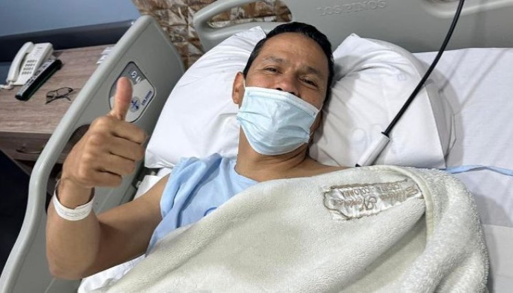 El alcalde Jorge Acevedo después de la operación en la Clínica Norte/Foto cortesía