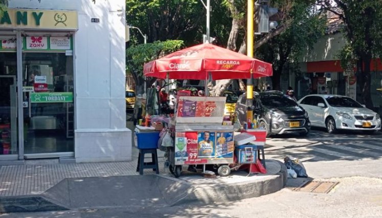 Las casetas en los andenes obstruyen el paso de los peatones/Foto Orlando Carvajal/La Opinión