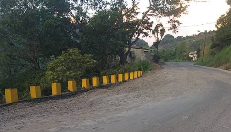 Paso intermitente entre Peracal y La Mulera, vía que conduce a la frontera 