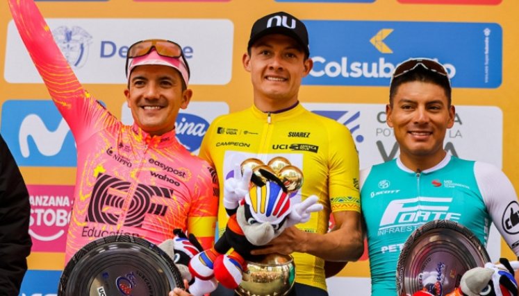 Rodrigo Contreras (centro) campeón del Tour Colombia 2024.