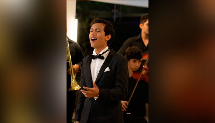 La destreza del joven talento abarca la ejecución de varios instrumentos, desde el cuatro y la flauta hasta la guitarra y el teclado.