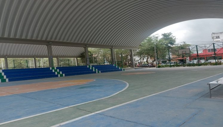 Las canchas alternas al coliseo cubierto se encuentran a oscuras debido al accionar de los delincuentes./ Foto Javier Sarabia/La Opinión