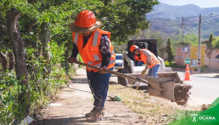 En la vía que conduce hacia la granja El Algodonal de la universidad Francisco de Paula Santander, se adelanta la limpieza peatonal./ Foto: Cortesía