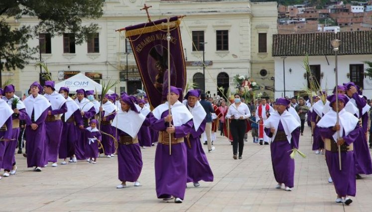 Los nazarenos son personas que deciden colaborar con la iglesia.