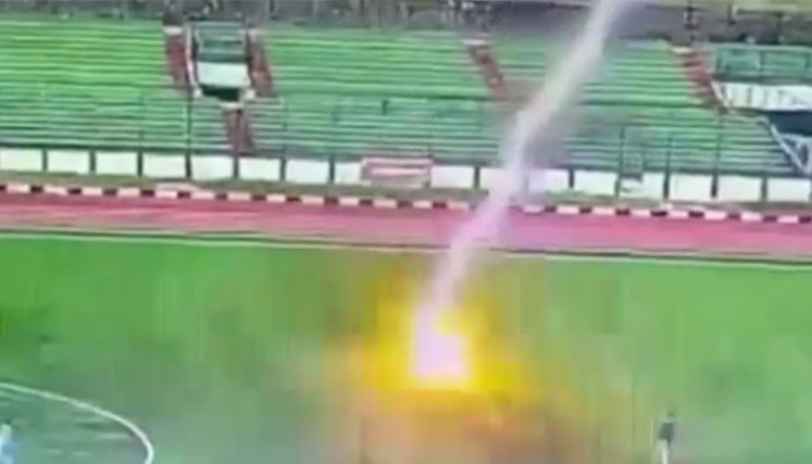 Rayo en partido de fútbol 