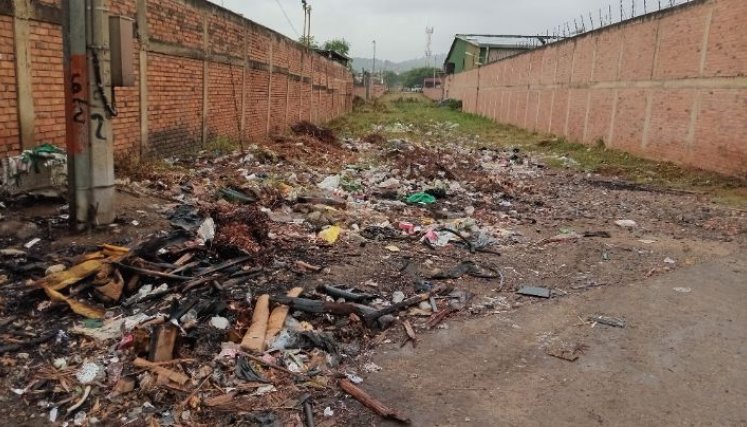 Hay calles en el barrio Panamericano convertidas en basureros por el abandono/Foto Orlando Carvajal/La Opinión