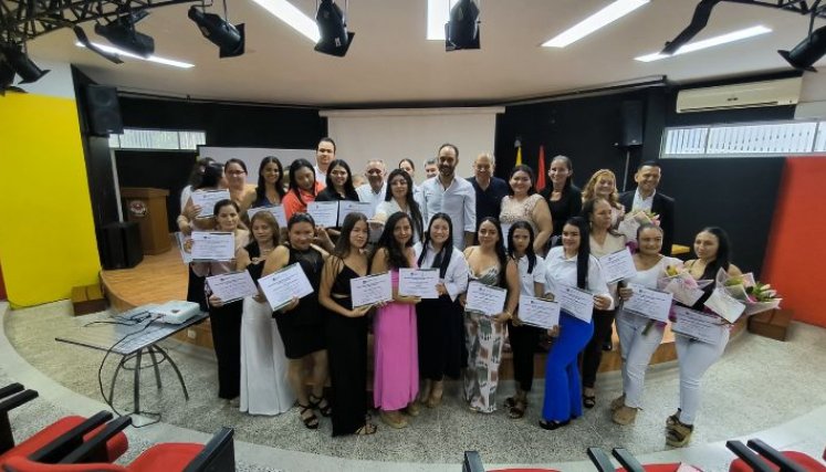 Mujeres que se graduaron de Técnico en Electricidad Industrial/Foto Cortesía/La Opinión