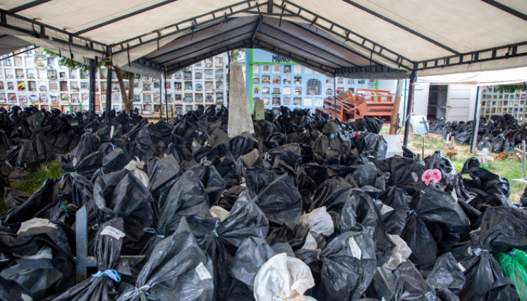 Empacados en bolsas negras, sin ningún tipo de identificación, fueron hallados miles de cuerpos en el Cementerio Central de Cúcuta.