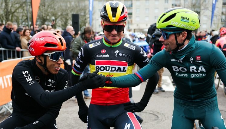 Egan Bernal (izquierda) se mantiene entre los diez primeros de la Paris-Niza.