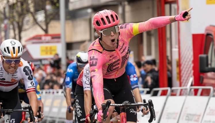 El neerlandés Marijn Van den Berg (EF-Easypost) ganó la cuarta etapa.