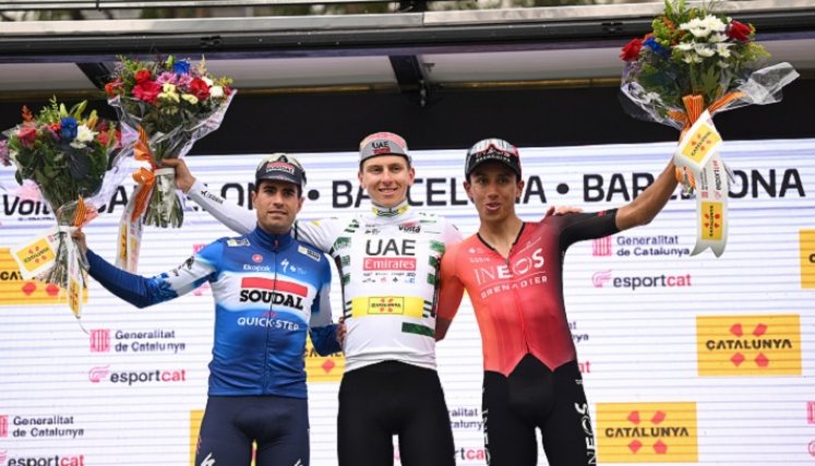 Egan Bernal ciclista colombiano (a la derecha), tercero en la Vuelta a Cataluña 2024.