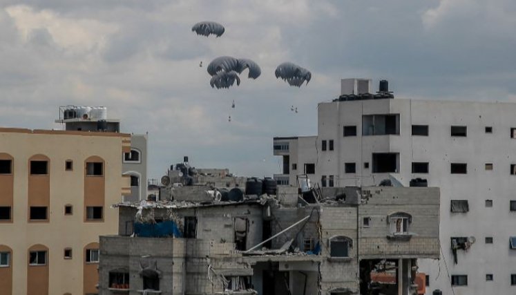 Ayudas humanitarias caen desde aviones sobre la Franja de Gaza