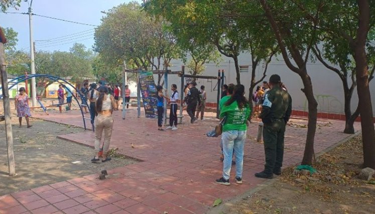 La comunidad y la Policía se reúnen a limpiar los parques. / Foto: Cortesía. 