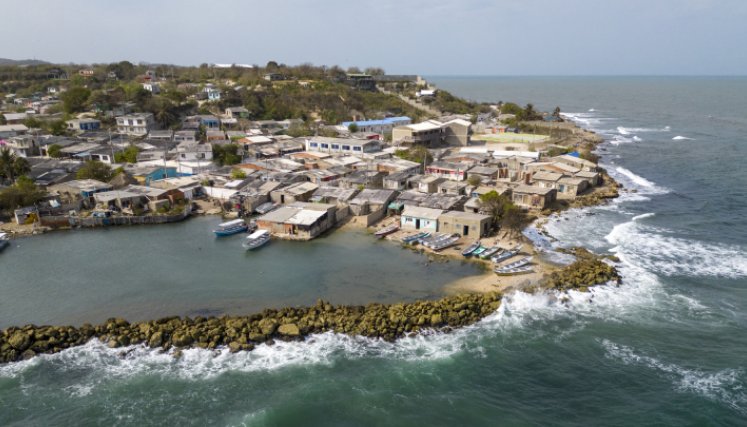 Vista aérea de casas afectadas por el aumento del nivel del mar en la Isla Tierra Bomba, Cartagena: Foto Luis Acosta / AFP