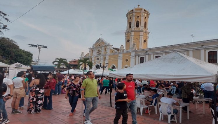La feria se desarrolla en el parque principal y cuenta con la participación de 63 emprendedores de la región./ Fotos: Cortesía / La Opinión