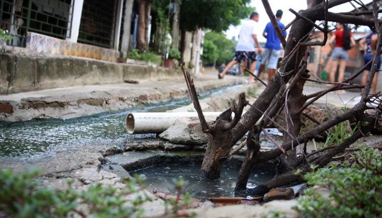 La comunidad improvisó un canal de aguas negras que atraviesa el barrio./ Foto: Carlos Ramirez.,
