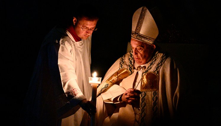 El papa preside la vigilia de Pascua tras las preocupaciones por su salud