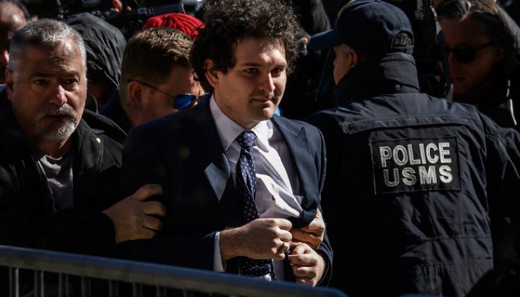 El exdirector ejecutivo y fundador de FTX, Sam Bankman-Fried, llega al tribunal federal de EE. UU. en Nueva York el 30 de marzo de 2023. Bankman-Fried, el prodigio de las criptomonedas deshonrado, fue sentenciado a 25 años de cárcel el 28 de marzo de 2024, luego de su condena en uno de los mayores casos de fraude financiero de la historia. / Foto: AFP