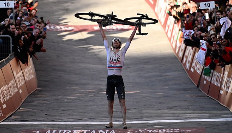 Tadej Pogacar, campeón de la Strade Bianche 2024.