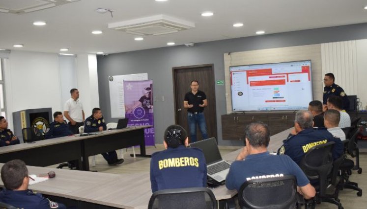 Cuerpo de Bomberos de Cúcuta recibiendo instrucción sobre el aplicativo/Foto cortesía