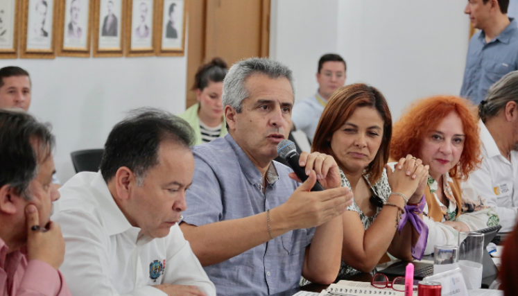 Paro de cocaleros se mantiene pese a reuniones con ministros