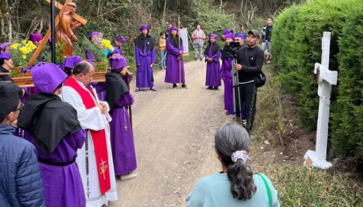 Cada uno de las paradas del viacrucis se cumplieron rumbo al monumentos del Señor Caído/Foto cortesía