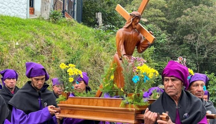 Nazarenos de Pamplonita cargan la imagen de Jesús de Nazaret/Foto cortesía