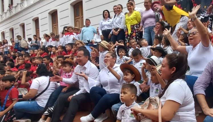 El gobernador William Villamizar y la gestora social, Cecilia Soler, lanzaron el programa ruta 25 por la niñez de Norte de Santander.