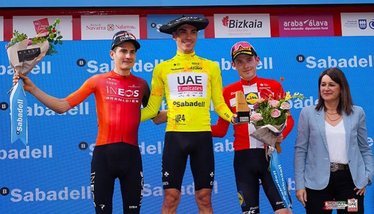El español Juan Ayuso (centro), se alzo su primer título en las carreras World Tour.