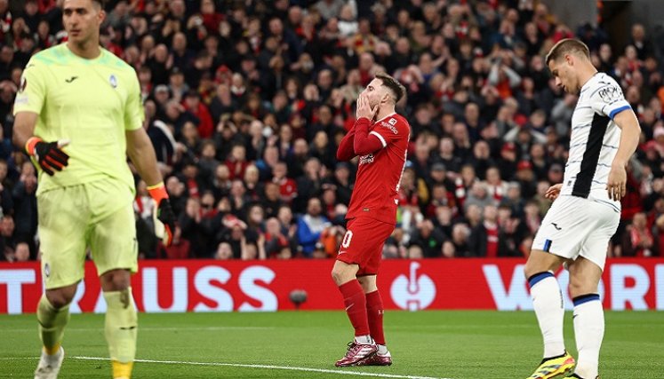 El Liverpool del colombiano Luis Díaz fue sorprendido por el Atalanta que lo goleó.