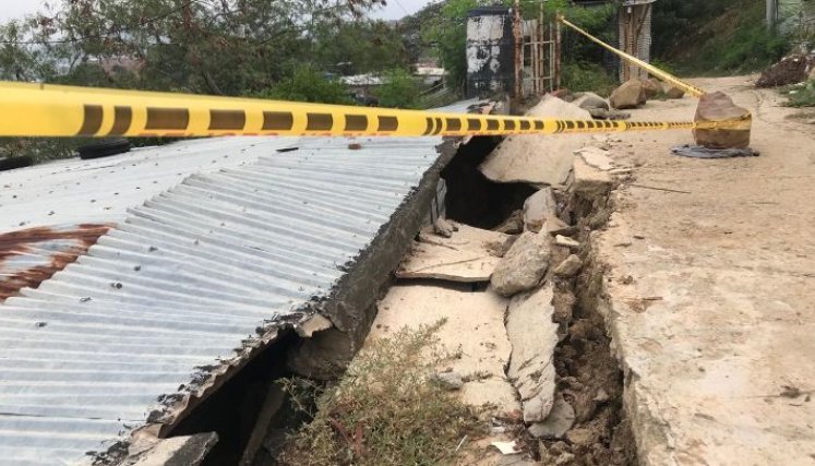 Sobre la calle y la vivienda pusieron cintas de seguridad para evitar que nadie pase por ahí. / Foto: Nicolás Mojica.