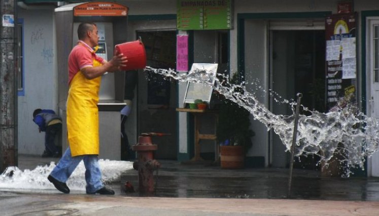 18 COMPARENDOS EN BOGOTÁ POR MAL MANEJO DEL AGUA, ALCALDÍA RECIBIÓ 118 QUEJAS. / Foto: Colprensa