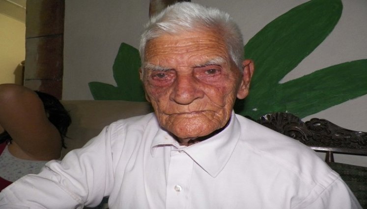 El veterano narrador Carlos Rincón, recuerda los episodios de la violencia. /Foto: Cortesía