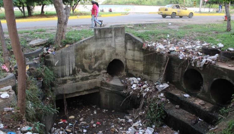 El canal se encuentra a un costado de la glorieta./ Foto: Carlos Ramírez.
