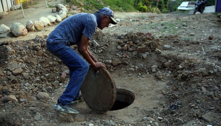 En Las Delicias tienen un grave problema con el alcantarillado./ Foto: Carlos Ramirez.