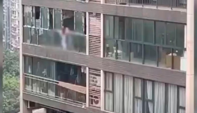 Mujer lanza a su hijo