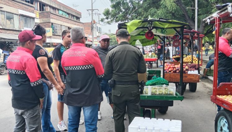 Atestadas de carreteros que impiden el libre tránsito vehicular se encuentra la avenida Sexta 