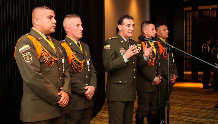Así fueron condecorados los uniformados del Grupo de Carabineros de la Denor.
