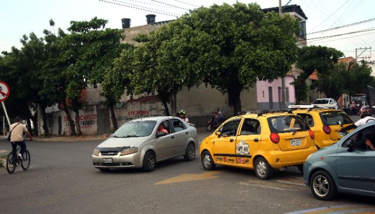 Esta vía que conecta con el Canal Bogotá es peligrosa por el alto índice de accidentes de tránsito./ Foto: Carlos Ramirez.