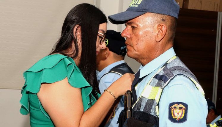 José Jauregui recibe de manos de la directora de Tránsito, Lilibeth Valencia el reconocimiento/Foto cortesía