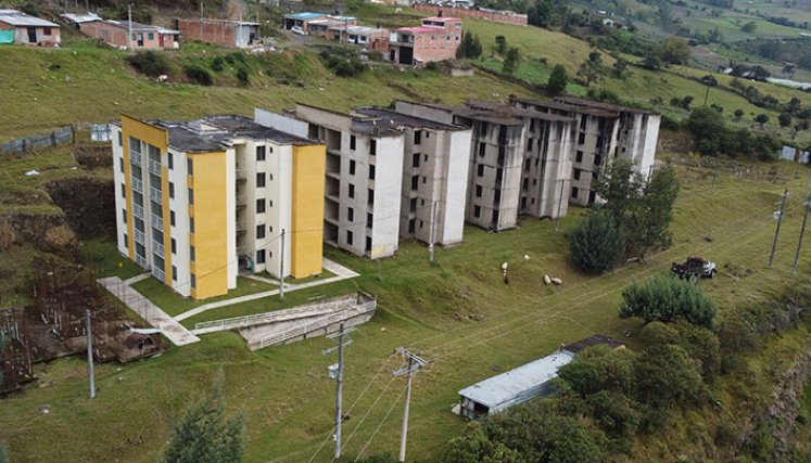 En el proyecto Villa Lina de Chitagá impera el olvido. Levantaron cuatro torres, pero ninguna fue terminada./ Foto Carlos Eduardo Ramírez-La Opinión