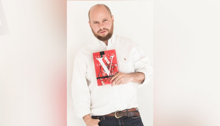 Escritor venezolano impulsa el valor de la mujer y la escritura a través de la enseñanza