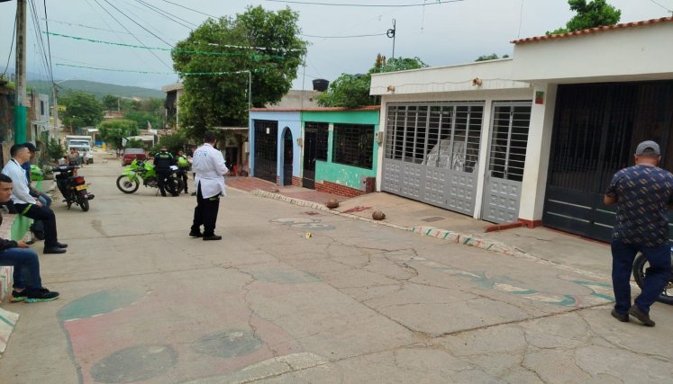 Una mujer resultó herida cuando salía de su casa en La Divina Pastora