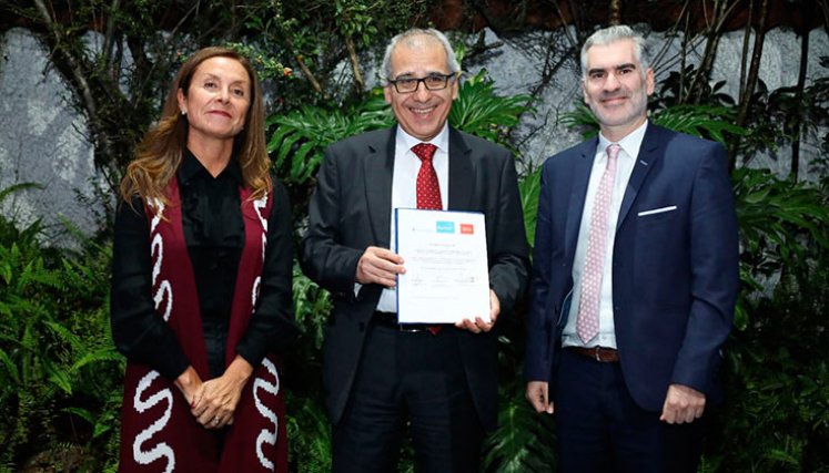 La alianza fue firmada de manera protocolaria por Marcela Aravena, directora de ProChile en Colombia; Jose Palma Tagle, presidente ejecutivo de la Cámara de Comercio e Industria Colombo Chilena y Danilo González Asensio, vicepresidente senior de Scotiabank Colpatria. / Foto: Cortesía