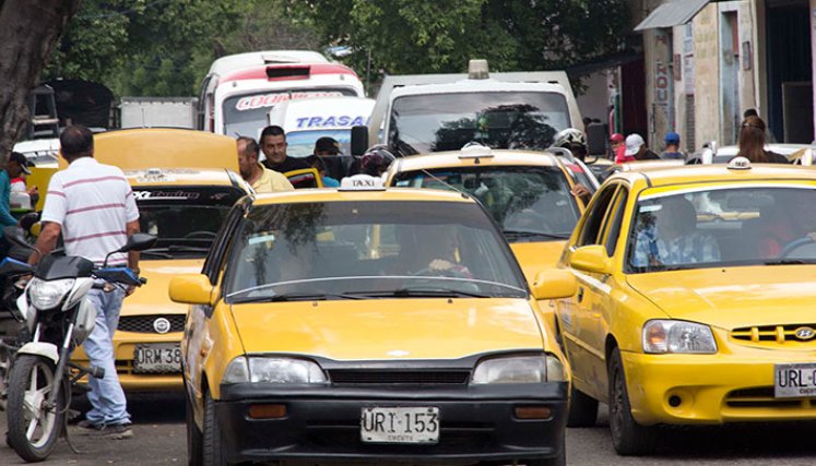 El mes pasado, el precio mínimo de la carrera de taxi subió a $7.000, un alza de 13% sobre el monto anterior ($6.000)./ Foto Archivo