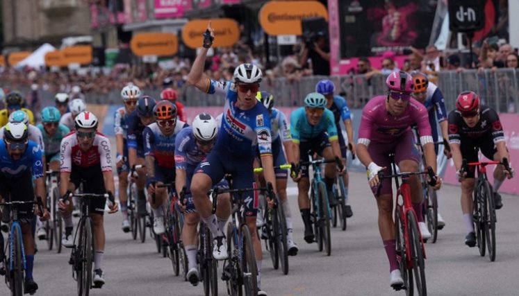 El belga Tim Merlier (izquierdo), se obtuvo su segunda victoria en el Giro al superar a Jonathan Milan en embalaje.