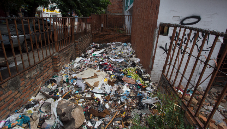 Lo han convertido en un basurero. / Foto:  Juan Pablo Cohen/La Opinión